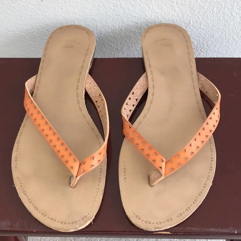Gap Flip Flops Laser Cut Leather Straps Tan Size 8 - Picture 2 of 8